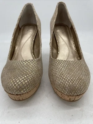 Zapatos de salón Tahari para mujer con estampado de piel de serpiente dorado neutro de corcho Sophia 6,5 M Foto 1 de 4