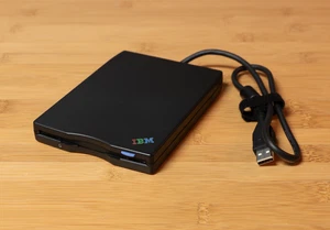 New in Box Vintage Genuine IBM Thinkpad Portable USB 3.5 Inch Floppy Drive - Afbeelding 1 van 6