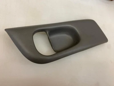 97-05 BUICK CENTURY DOOR HANDLE BEZEL P/N 10279861 GENUINE OEM GM PART REAR - Imagem 1 de 4