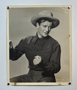 Vintage Original 1943 JOHN WAYNE gestempelt 10x8" Hollywood Portrait Foto - Bild 1 von 5