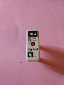 Legrand Porzellansicherung 10 Ampere Stifte Ø 7 mm Abstand 2 cm Neu  - Bild 1 von 2