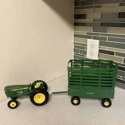 Ertl 1/16 Scale John Deere Pressed Steel Bale Throw Wagon Die Cast Hay Tractor - Image 1 of 4