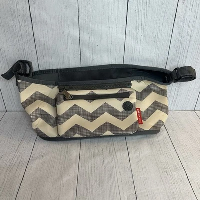 Acessório organizador de carrinho de fraldas Skip Hop Chevron - Cinza/branco - Imagem 1 de 4