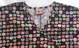 IZZY Scrubs Top SS Damen S kleine Brustumfang 40 Zoll schwarz Sterne Schmetterlinge Herzen gebraucht, in einwandfreiem Zustand - Bild 1 von 9