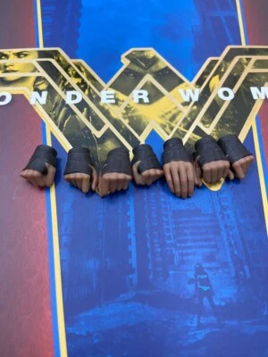 Hot Toys 1:6 Wonder Woman MMS359 Batman v Superman:Dawn of Justice Figure: Hands - Image 1 of 3