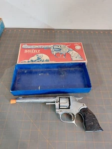 Kilgore Bronco Six Shooter Action Revolver Pistol Toy Cap Gun in Box - Picture 1 of 13