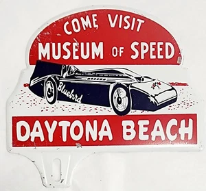 MUSEO DE LA VELOCIDAD DAYTONA PLAYA ESTAMPADO METAL PINTADO TOPPER SIGNO CARRERA - Stock antiguo - Imagen 1 de 5