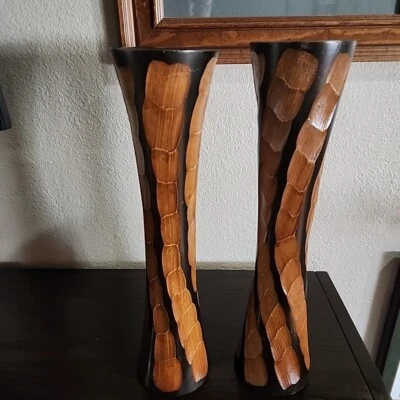 Par de jarrones de madera de mango en espiral grabados a mano marrón rústico Foto 1 de 4