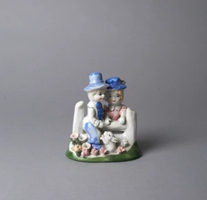 Amante de porcelana vintage con conejo en un campo de flores 5 1/2" de alto - Imagen 1 de 6