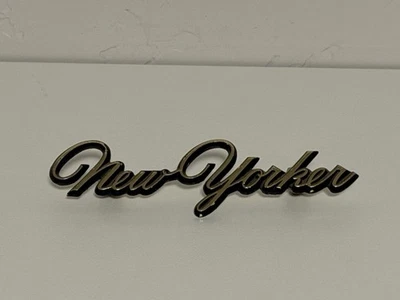 Adorno emblema vintage OEM 1960 Chrysler "NEW YORKER" 2822147 Foto 1 de 4