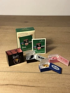 Hallmark Keepsake 2003 Barbie Shopping for Shoes 7pc Miniature Ornament Set - Bild 1 von 12