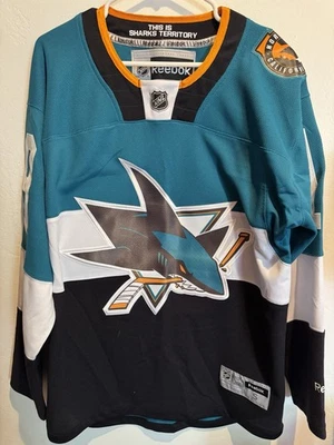 锐步 Joe Thornton 圣何塞鲨鱼 2015 NHL 体育场系列曲棍球球衣 Teal S — 第 1/4 张图片