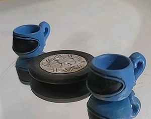 Mini Juego de Té de Cerdo Motociclista 2 Tazas de Casco y 1 Platillo de Neumáticos Motocicleta Miniaturas - Imagen 1 de 5