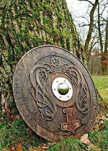 Wikingerschild mit geschnitzten nordischen Runenornamenten mittelalterliches Schild keltisches Ornament - Bild 1 von 8