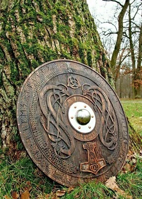 Escudo vikingo con adornos rúnicos nórdicos tallados escudo medieval ornamento celta Foto 1 de 4