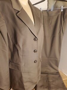Tahari  Women's Tailored, 2 pc Business Suit, Jacket 14  and Slacks Size 12 Mint