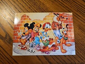 Carte postale vintage Walt Disney Mickey & Gang brick mur skateboard boom boom box OSP