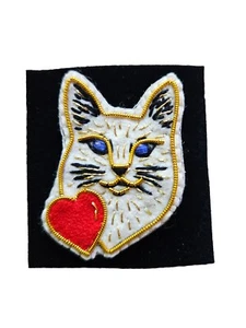 White Cat With Heart Meow Brooch Pin Handmade NEW - Picture 1 of 6