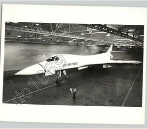 MILITARY Aviation US Air Force B-1 Bomber Aircraft 1970s PRESS PHOTO - Picture 1 of 2