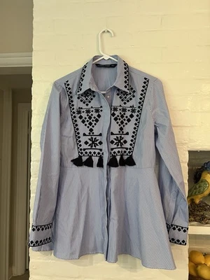 NUEVO SIN ETIQUETAS Camisa Zara Mujer Azul Blanco Rayas Bordada Botones Ocultos Talla S Foto 1 de 4