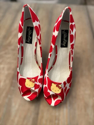 Tacones Hello Kitty Red Heart Peep-Toe Talla 7.5 - Raro diseño Sanrio, zapatos de salón retro Foto 1 de 4