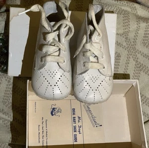 Vintage Mrs. Day’s Ideal White Baby Shoes w/ Box Size ? Read / View Pictures - Picture 1 of 3