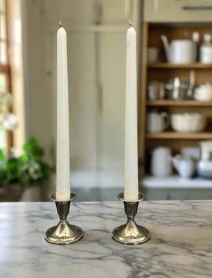 "Par de candelabros pequeños plateados aprox. 2,5""h HALLAZGO PATRIMONIAL" Foto 1 de 4