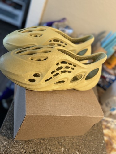 Taglia 13 Adidas Yeezy Foam Runner zolfo nuovissima