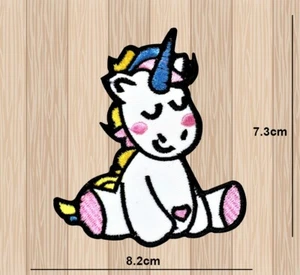 PARCHE DE APLIQUE BORDADO DE HIERRO UNICORNIO BEBÉ CON LOGOTIPO - Imagen 1 de 2
