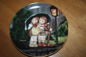 MI HUMMEL Danbury Mint Collector Plate Little Companions - Stormy Weather - Bild 1 von 3