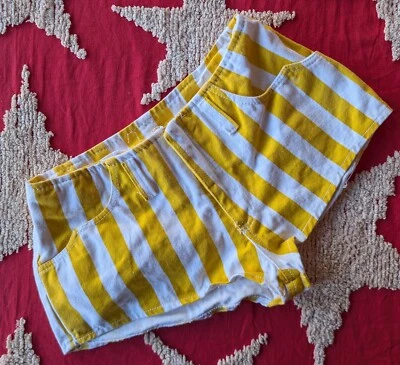 SHORTS CURTOS LISTRADOS AMARELOS + BRANCOS VINTAGE DOS ANOS 1980 ESTOQUE ANTIGO NUNCA USADO - Imagem 1 de 2