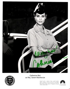 Foto publicitaria firmada por Catherine Bell TTM 8x10 JAG "Major Sarah MacKenzie" - Imagen 1 de 1