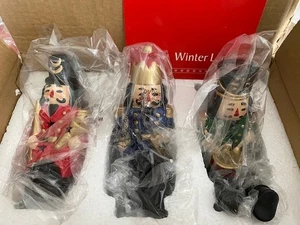 Winter Lane 3er Set Nussknacker beleuchtet Regal Sitter Figuren Weihnachten Neu in OVP - Bild 1 von 3