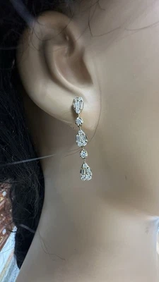 Pendiente largo colgante de diamantes de 1,05 quilates, redondo y forma de pera de oro amarillo de 14 k Foto 1 de 4