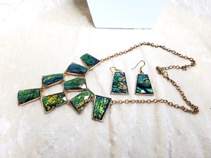 Collar vintage tono dorado brillante verde iridiscente/naranja con pendientes - Imagen 1 de 6