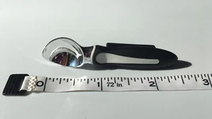 Imán de cuchara de helado Tupperware de 1" de largo - blanco y negro raro cuchara plateada nuevo - Imagen 1 de 6