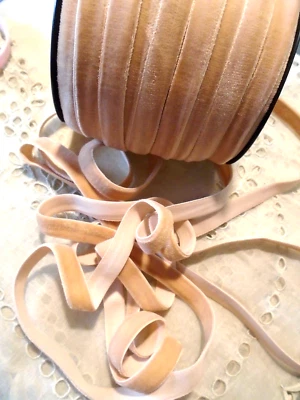 CINTA SUAVE DE TERCIOPELO ELÁSTICO BEIGE DE 3/8" DE ANCHO - 2,50 YD. Foto 1 de 2