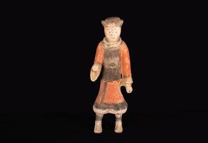 Große Terrakotta Figur eines Kriegers im Han Stil. China (206 v. - 220 n. Chr) - Bild 1 von 11
