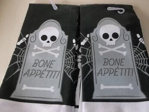 2 Handtuch Set KNOCHEN Appetit Design A Halloween Totenkopf und Kreuz Knochen Grabstein Neu mit Etikett - Bild 1 von 2