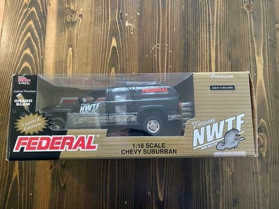 Chevrolet Suburban 2002 1/18 por ERTL NUEVO CON ETIQUETAS/Team Federal Limited/NUEVO Foto 1 de 3