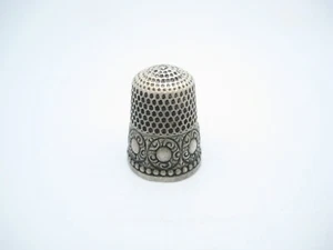 Antiguo diseño de círculo grabado de dedal de costura de plata de ley talla 8 - Imagen 1 de 3