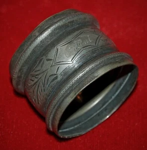 Antiguo ANILLO SERVILLETA PELTRE AÑOS 1890 "PRESENTE" GRABADO ERA VICTORIANA - Imagen 1 de 5