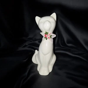 Estatuilla vintage de porcelana/cerámica blanca Kitty Cat con lazo rosa. Elegante gatito - Imagen 1 de 7