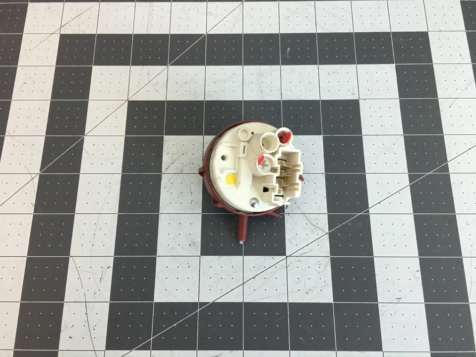 Interruptor de presión para lavadora Speed Queen OEM P# 37650159 Foto 1 de 3