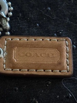 1.5" Pequeño COACH CUERO MARRÓN LLAVERO ENCANTO LLAVERO ETIQUETA COLGANTE PULSERA Foto 1 de 4