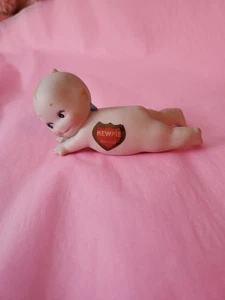 MUÑECA KEWPIE Alemana De Colección 4" Rosa O'Neill Acostada Barriga o Arrastrándose 2 Pegatinas - Imagen 1 de 11