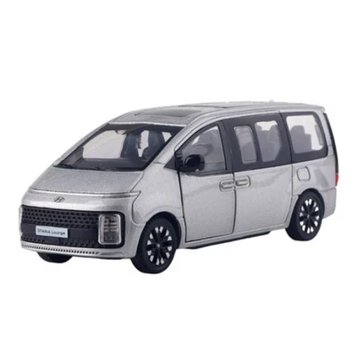 Minivan plateada modelo coche fundido a presión Hyundai Staria Lounge 1:38 Foto 1 de 4