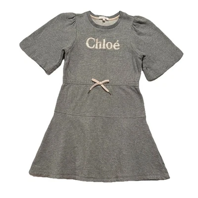 Платье на шнурке для девочек Chloe хлопок флис вышитый логотип серое размер 10 - Изображение 1 из 4