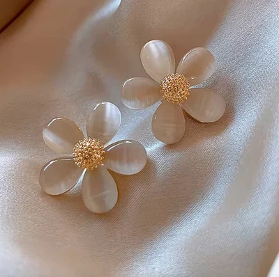 Pendientes de flor de ópalo coreano - Lindos y delicados tachuelas para mujeres niñas | Estilo dulce OL Foto 1 de 4