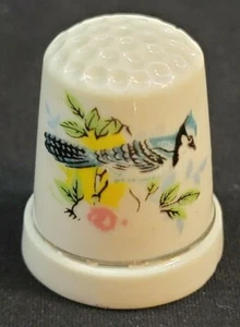 VINTAGE ~ Ditale da collezione in ceramica/porcellana con Jay blu seduto nei fiori  - Foto 1 di 8